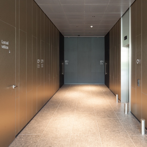 Hall secondaire : accès aux ascenseurs.