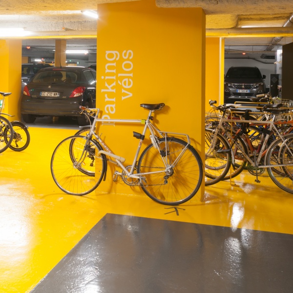 Sous-sols : parking vélos.