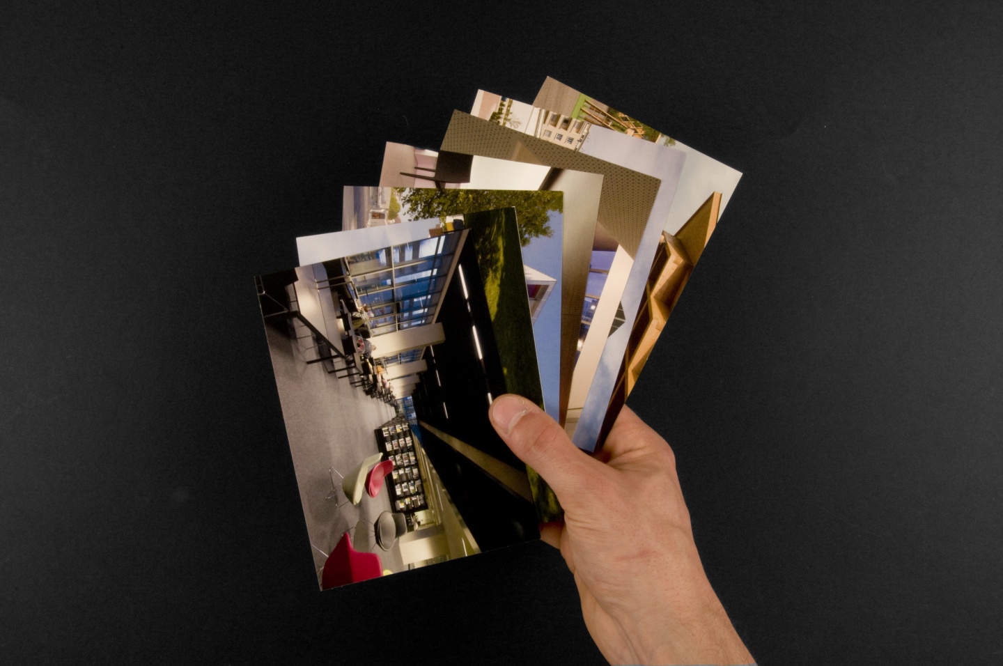L’identité s'appuie sur le travail photographique régulier de Didier Boy de la Tour: série de cartes postales plutôt qu’une carte de correspondance classique.